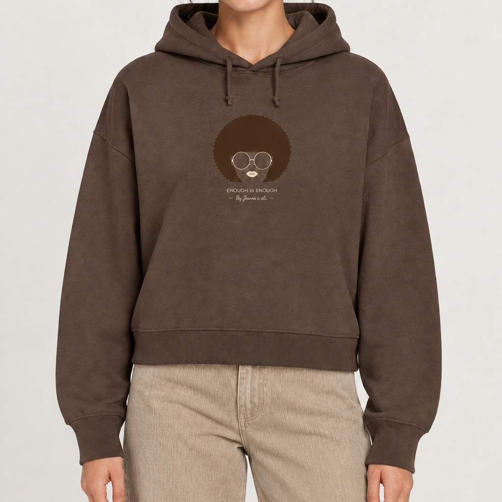 Femme en sweat marron et pantalon en velours beige
