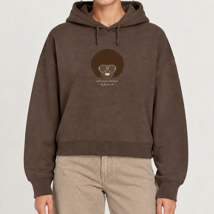 Femme en sweat marron et pantalon en velours beige