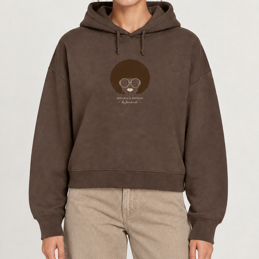 Femme en sweat marron et pantalon en velours beige