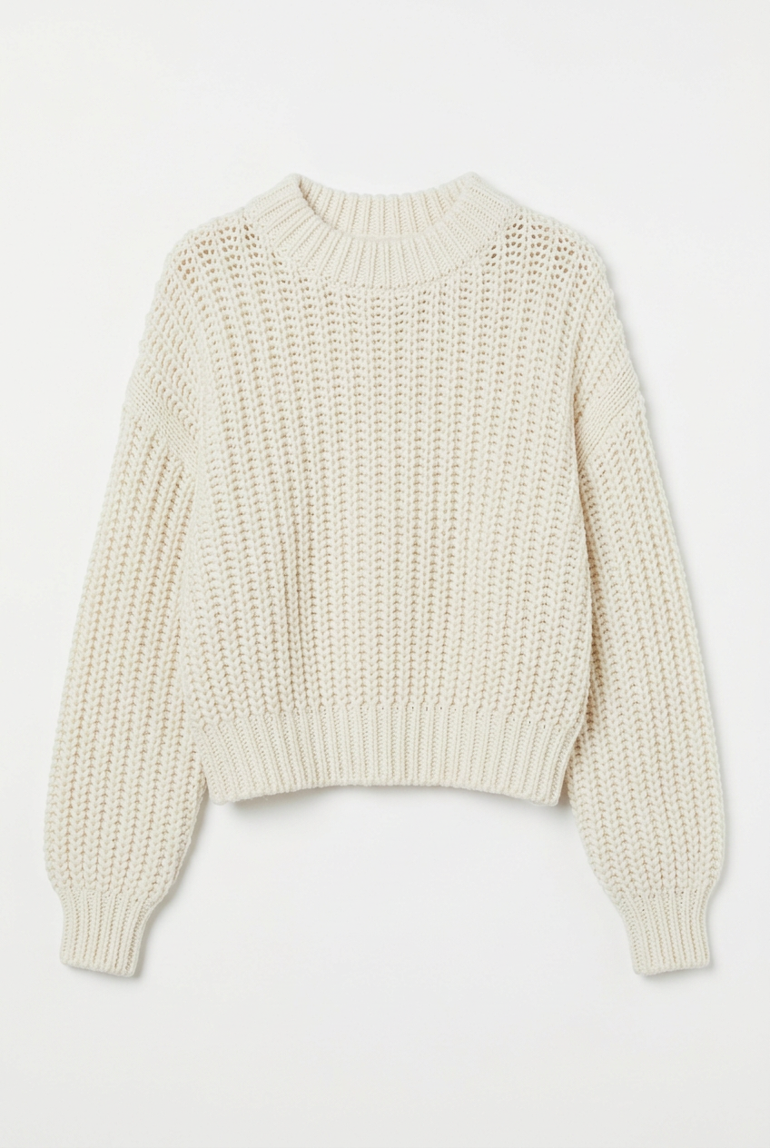 Pull blanc à plat, non porté, sur fond blanc studio