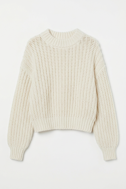 Pull blanc à plat, non porté, sur fond blanc studio