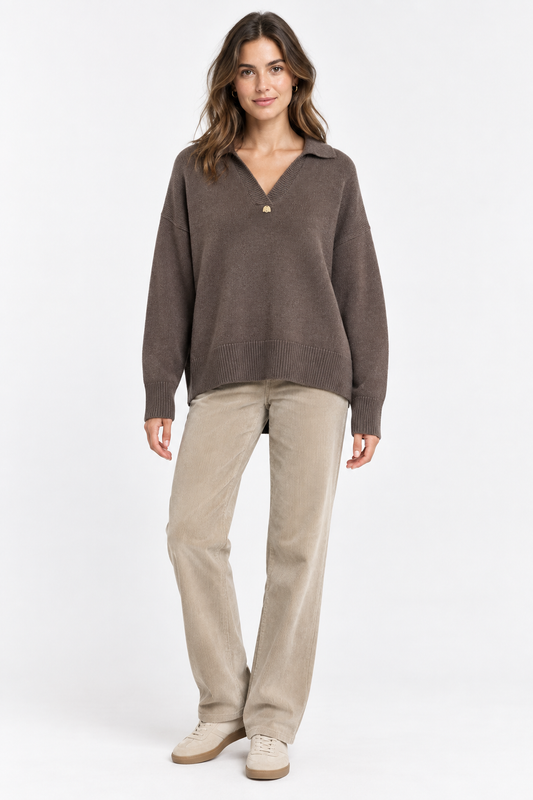 Pull marron porté avec le tombé corrigé