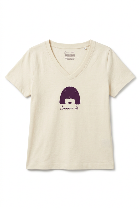 T-shirt écru col V à plat sur fond blanc studio, avec le visuel pourpre