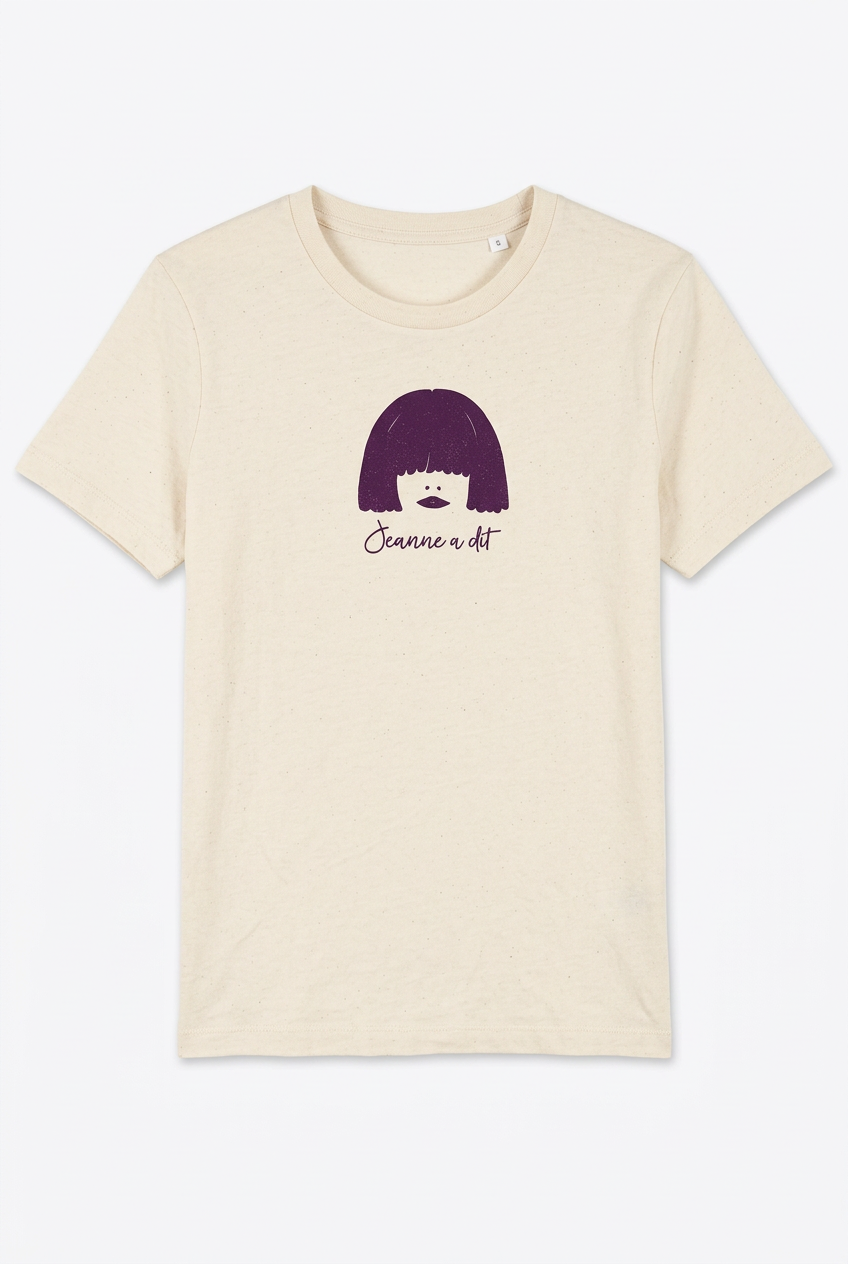 T-shirt écru à plat sur fond blanc studio, avec le visuel violet pourpre Jeanne a dit