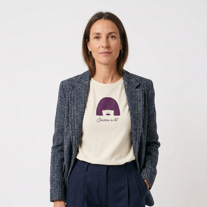 T-shirt écru porté en studio avec un pantalon à pinces bleu marine et un blazer vintage en tweed bleu marine et gris