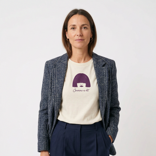T-shirt écru porté en studio avec un pantalon à pinces bleu marine et un blazer vintage en tweed bleu marine et gris