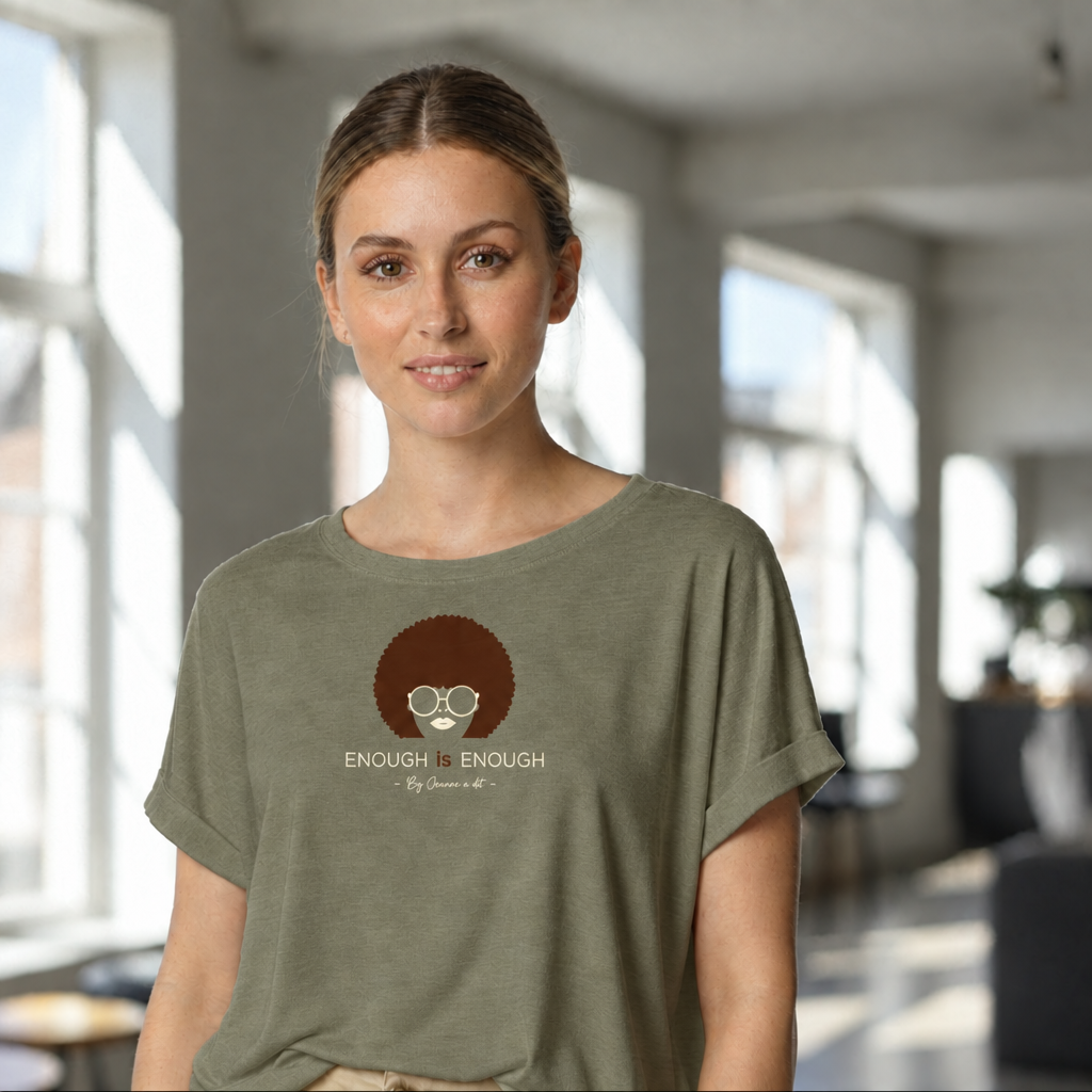 T-shirt Emma kaki porté avec logo chocolat et ivoire crème
