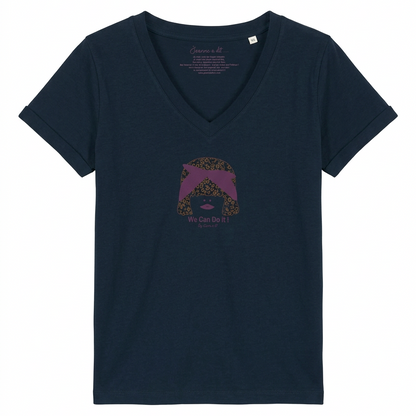 T-shirt foncé à plat sur fond blanc studio, avec visuel violet pourpre