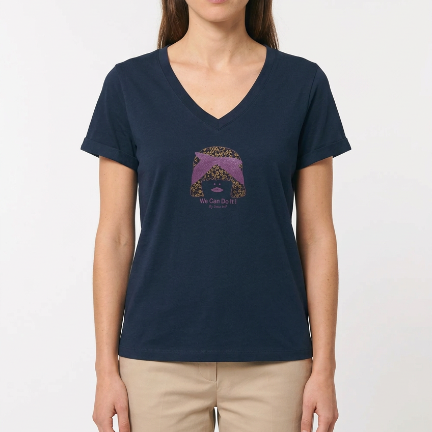 T-shirt foncé porté par une femme en studio sur fond blanc, avec visuel violet pourpre