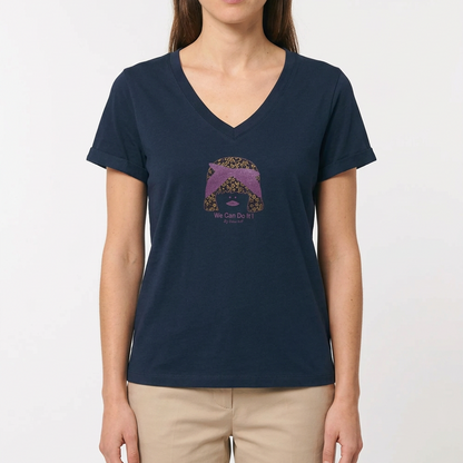 T-shirt foncé porté par une femme en studio sur fond blanc, avec visuel violet pourpre