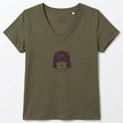 T-shirt kaki à plat sur fond blanc studio, avec visuel violet pourpre