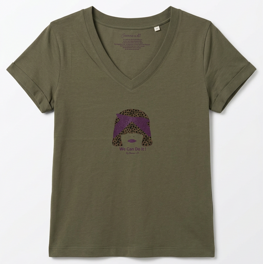 T-shirt kaki à plat sur fond blanc studio, avec visuel violet pourpre