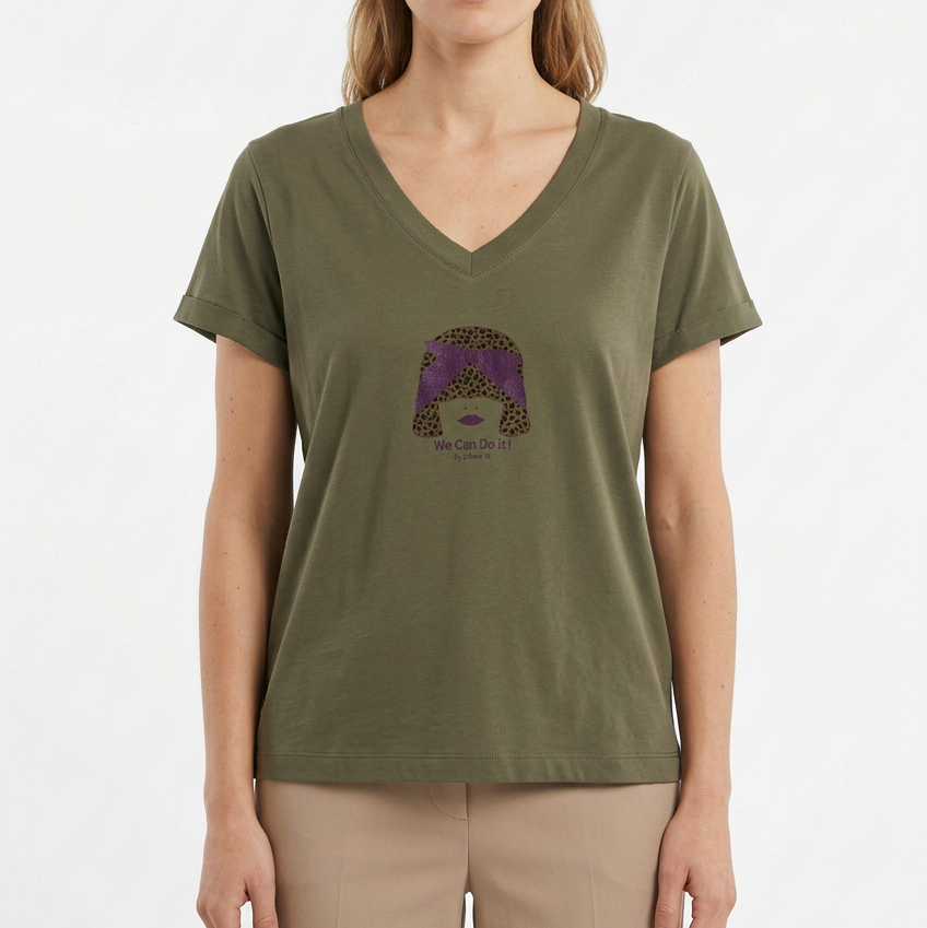 T-shirt kaki porté par une femme en studio, avec le visuel violet pourpre