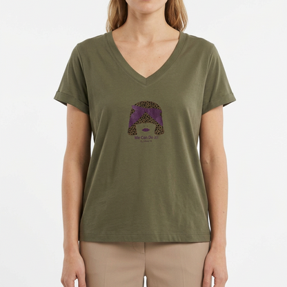T-shirt kaki porté par une femme en studio, avec le visuel violet pourpre